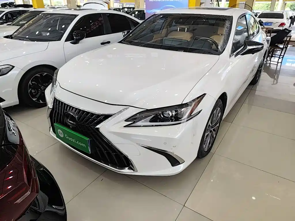 Lexus ES 2024 — фото 1