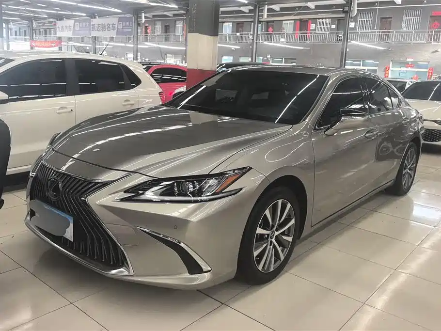 Lexus ES 2020 — фото 1