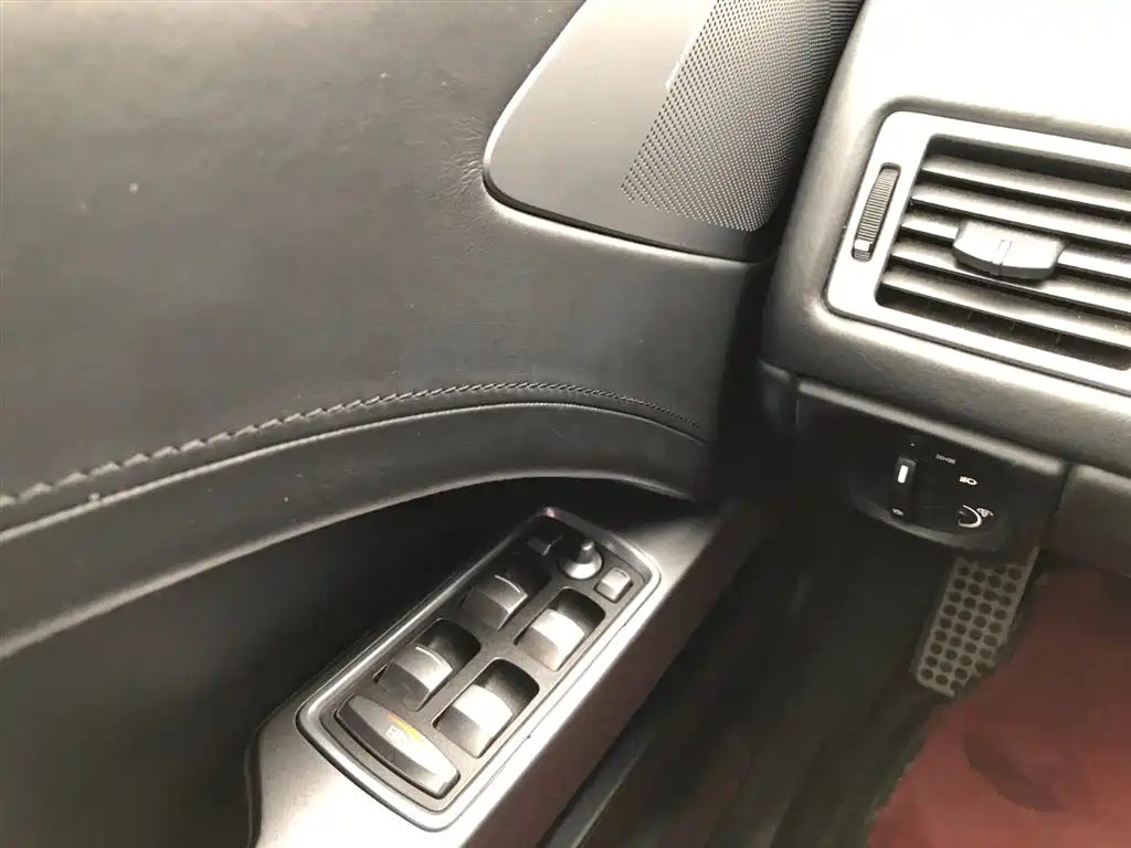 Aston Martin Rapide 2018 — фото 20