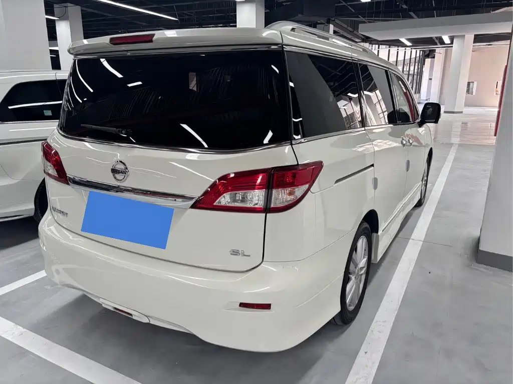 Nissan Quest 2017 — фото 8