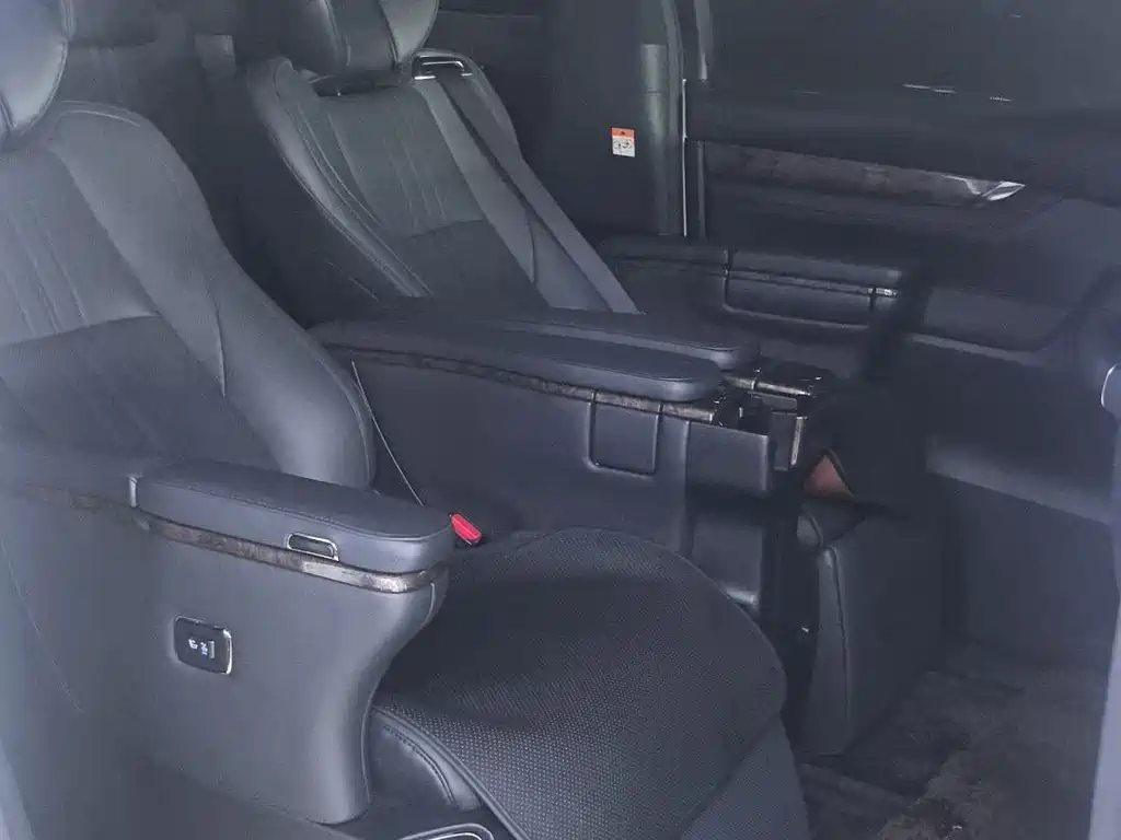 Toyota Alphard 2023 — фото 17