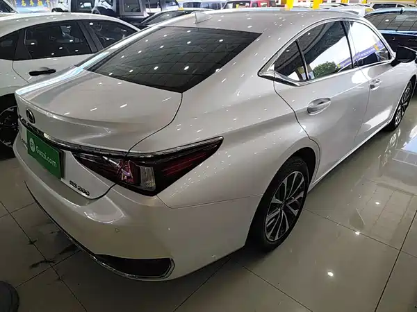 Lexus ES 2024