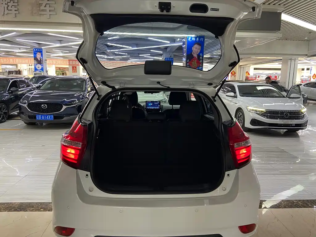 Toyota Yaris L 2023 — фото 11