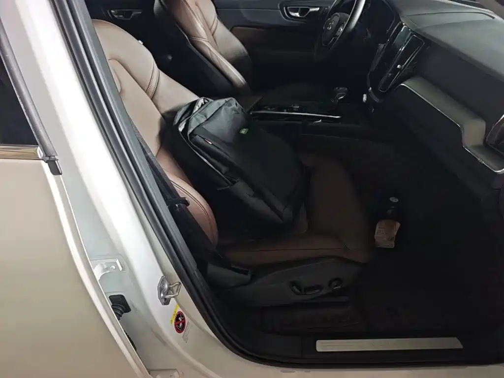 Volvo XC60 2020 — фото 25