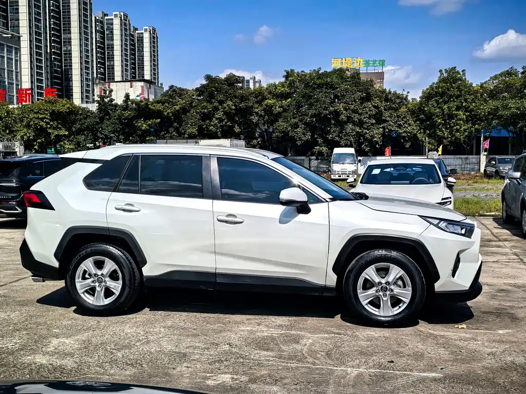 Toyota RAV4 2024 — фото 12