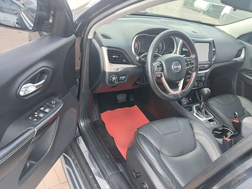 Jeep Cherokee 2018 — фото 16