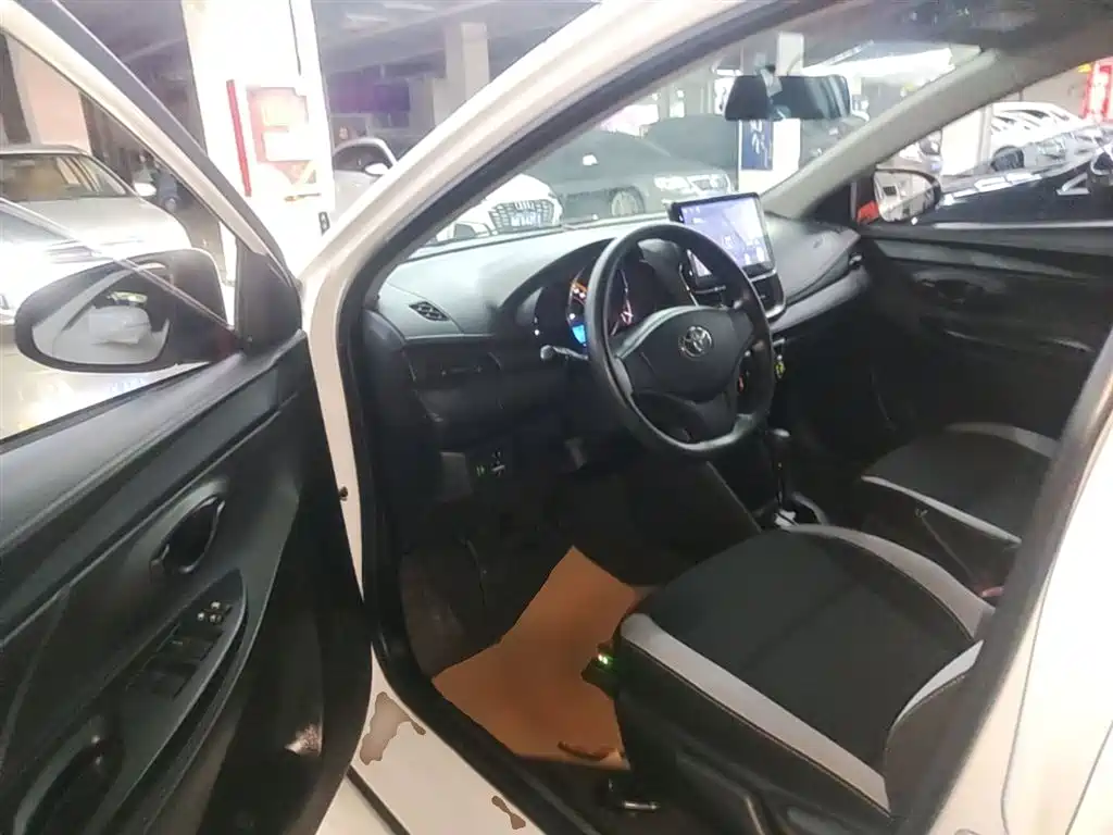 Toyota Yaris L 2020 — фото 16