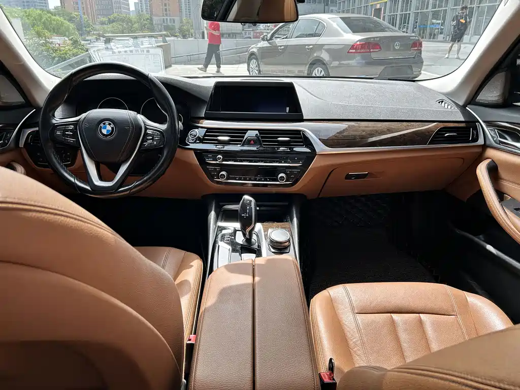 BMW 5 Series 2018 — фото 12