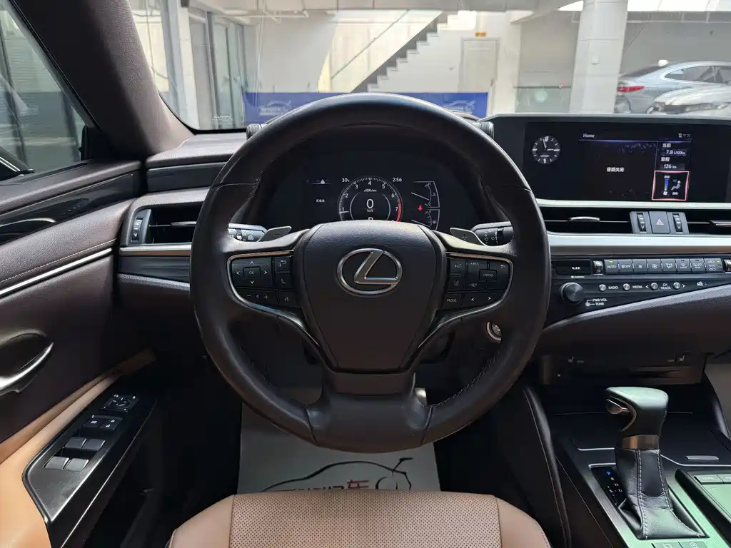 Lexus ES 2019 — фото 13