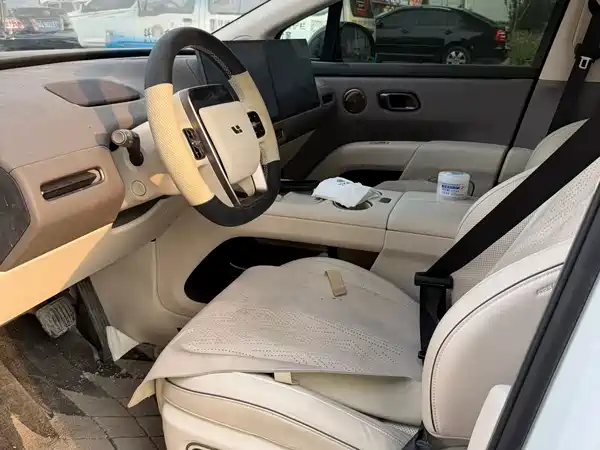 Li Auto i8 2025