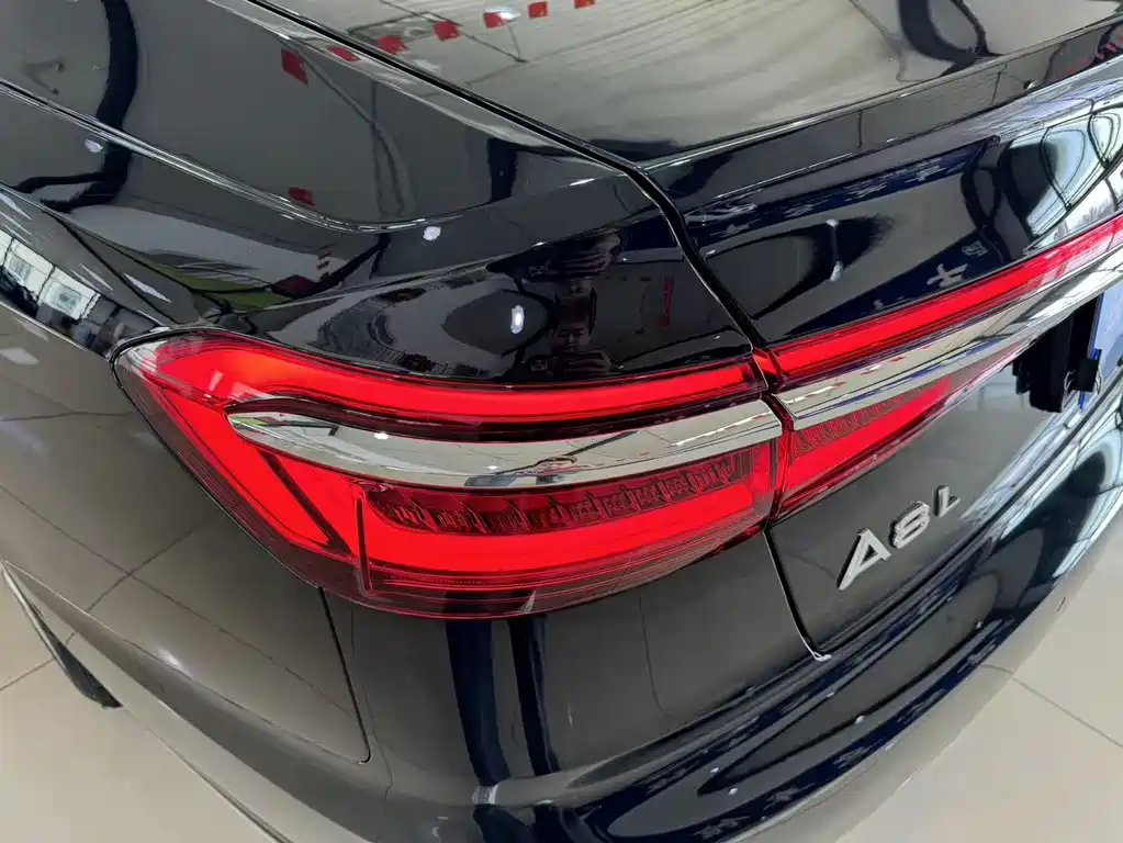 Audi A8 2021 — фото 18
