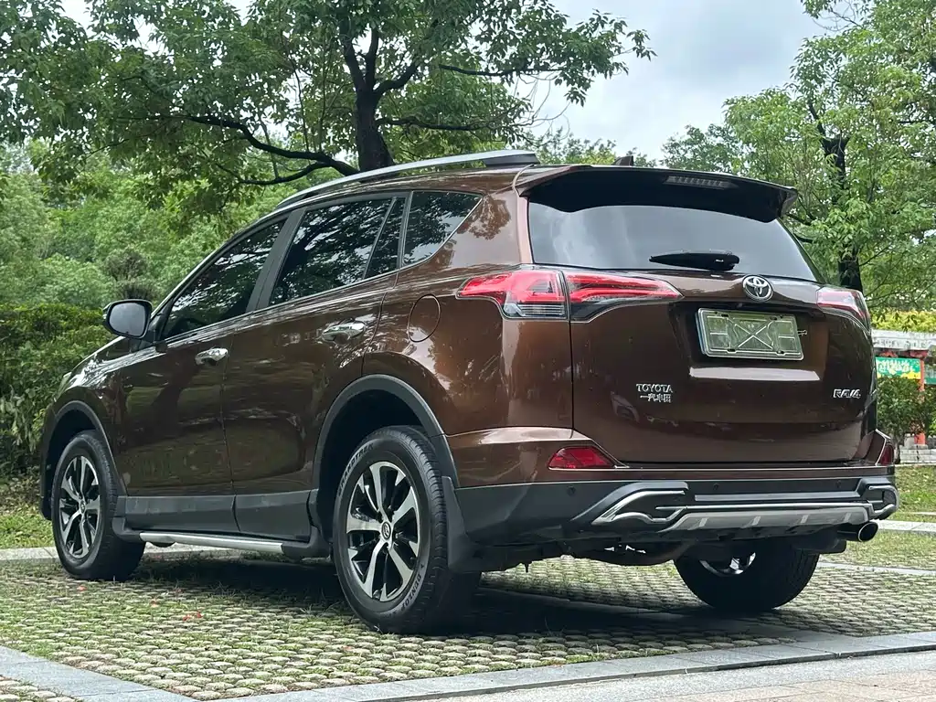 Toyota RAV4 2017 — фото 13