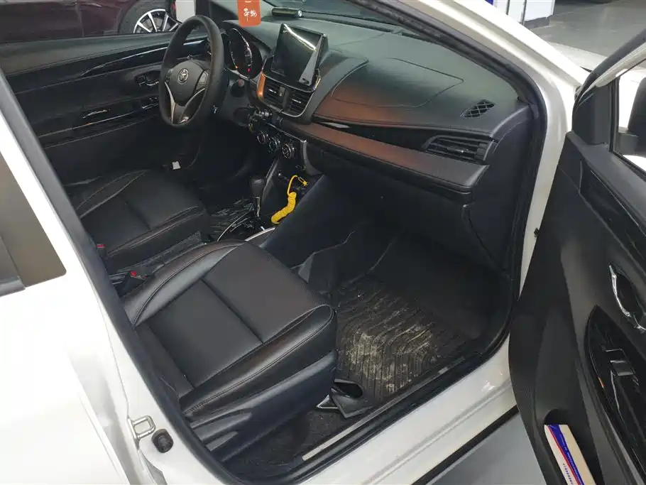 Toyota Yaris L 2020 — фото 8