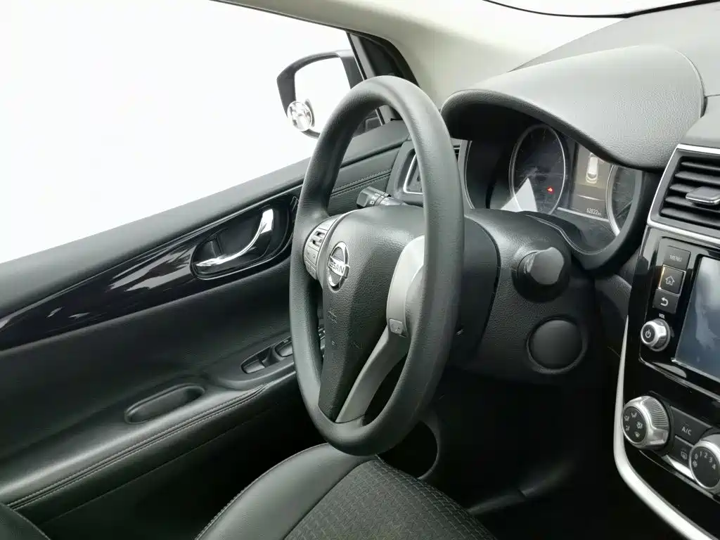 Nissan Tiida 2017 — фото 22