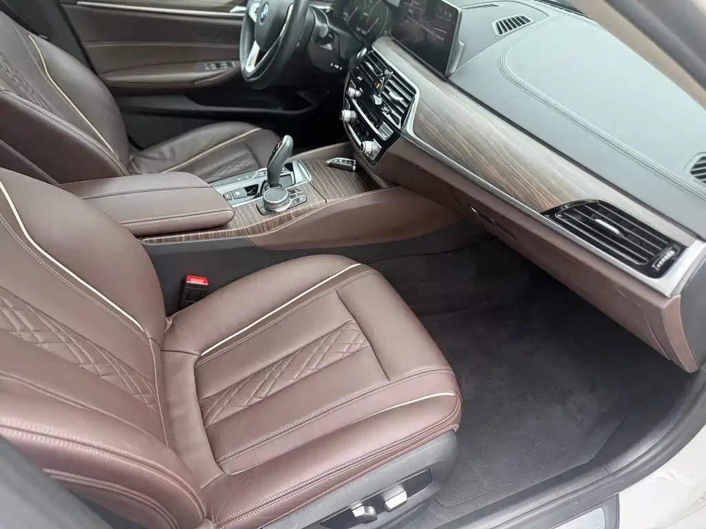 BMW 5 Series New Energy 2019 — фото 19