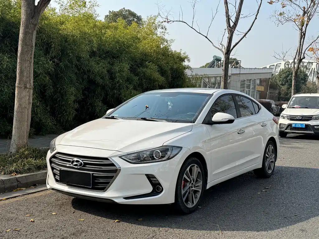 Hyundai Elantra 2017 — фото 1