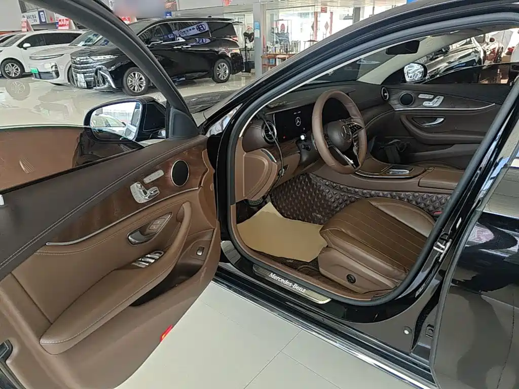 Mercedes-Benz E-Class 2023 — фото 16