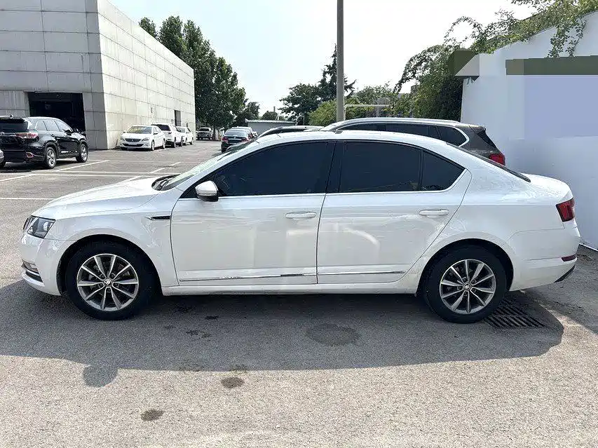Skoda Octavia 2021 — фото 9