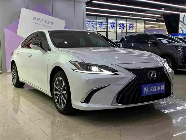 Lexus ES 2022