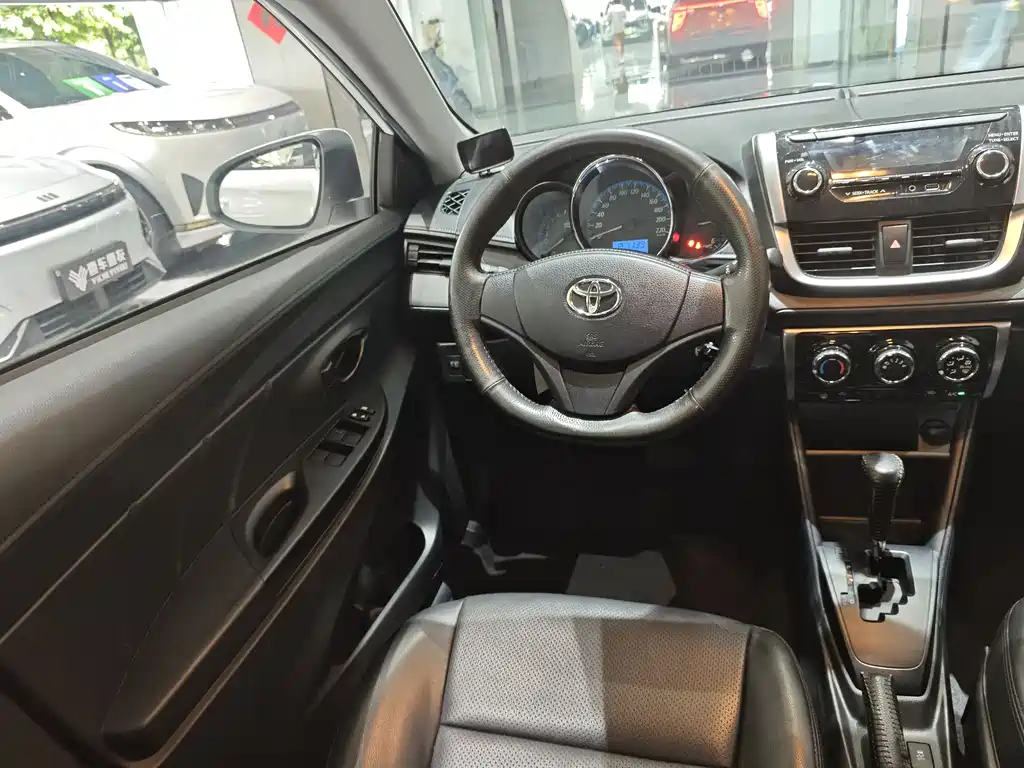 Toyota Yaris L 2019 — фото 12