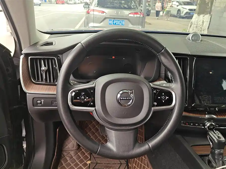 Volvo XC60 2018 — фото 15