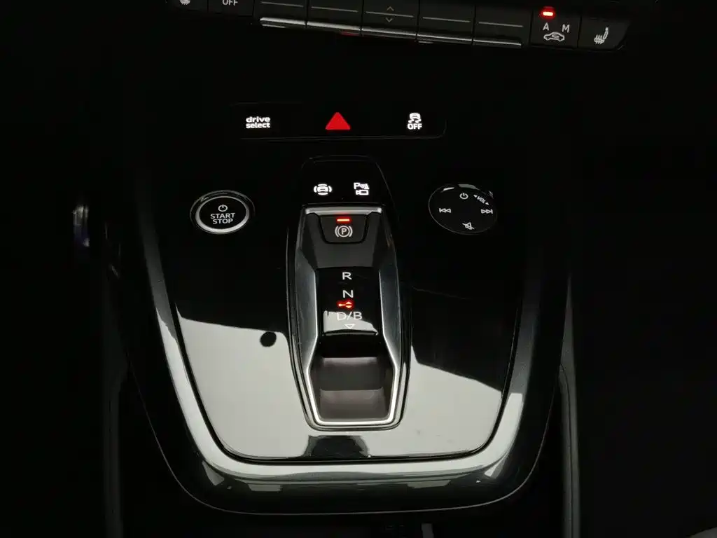 Audi Q4 e-tron 2023 — фото 13