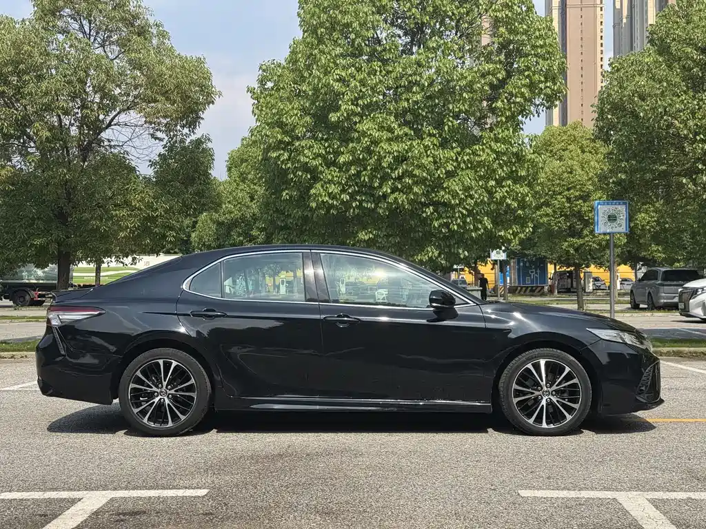 Toyota Camry 2018 — фото 13
