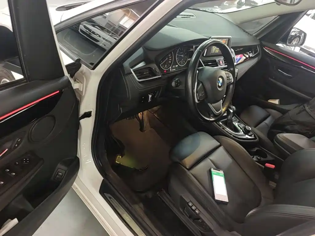 BMW 2 Series Wagon 2017 — фото 16