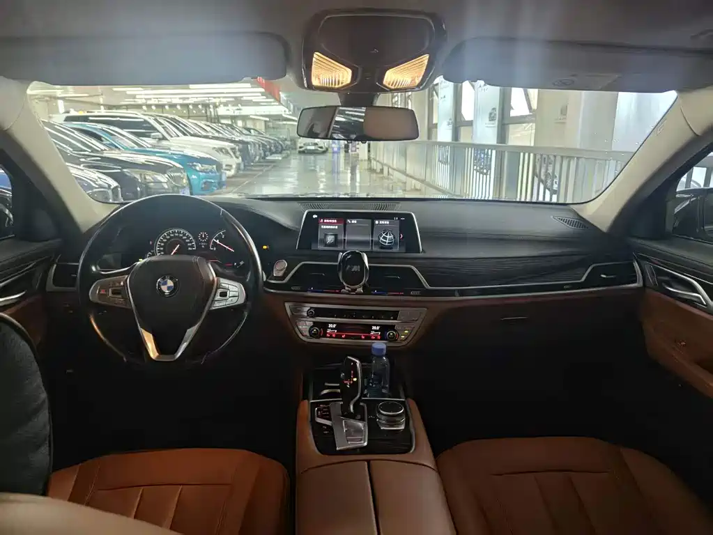 BMW 7 Series 2017 — фото 9