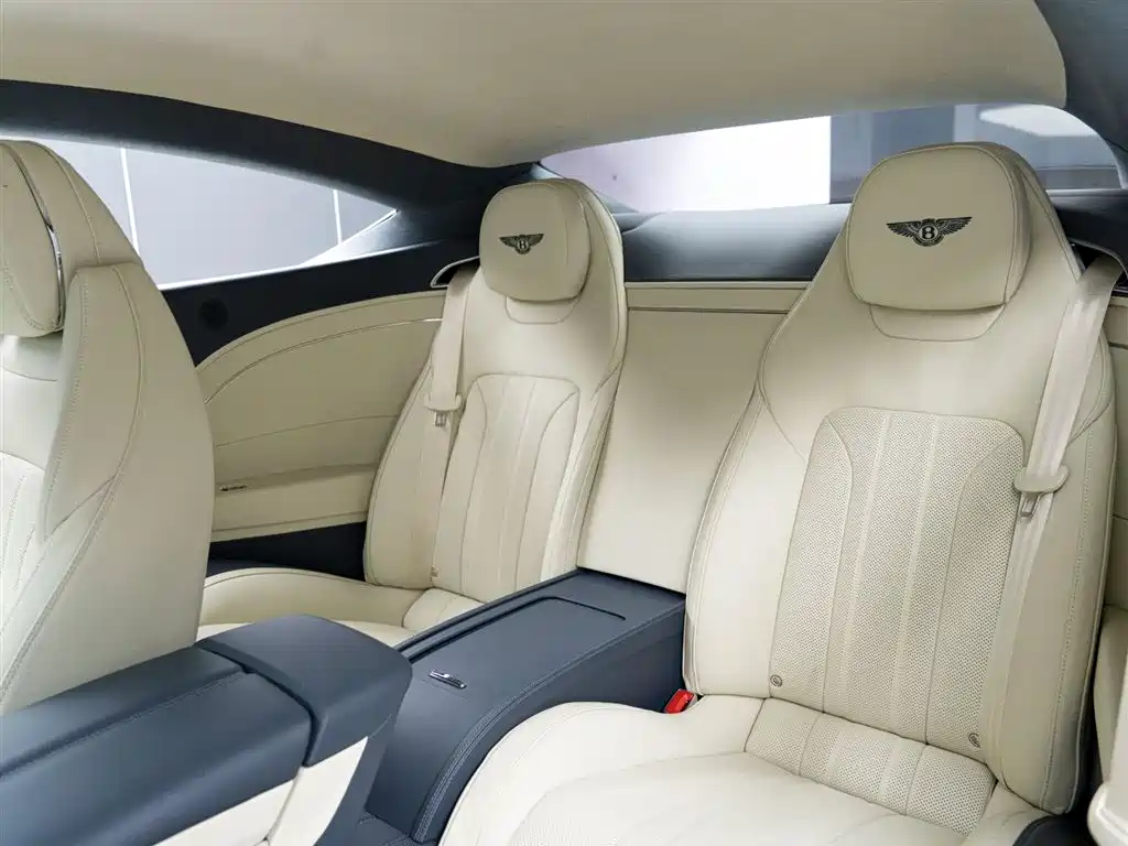 Bentley Continental 2024 — фото 11