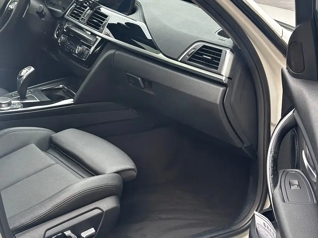BMW 3 Series 2019 — фото 16