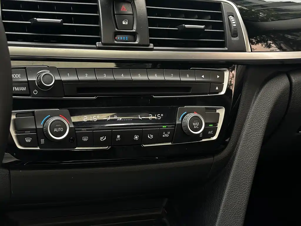 BMW 3 Series 2019 — фото 13