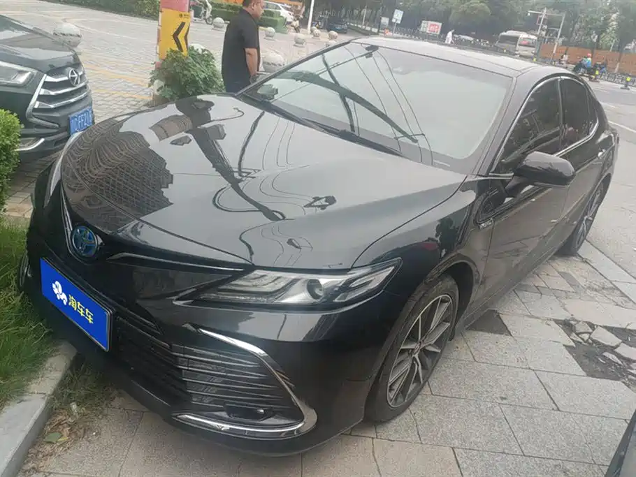 Toyota Camry 2022 — фото 1