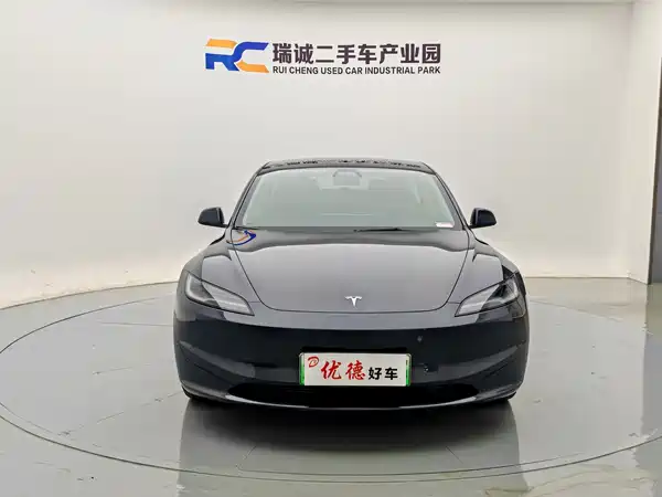 Tesla Model 3 2024