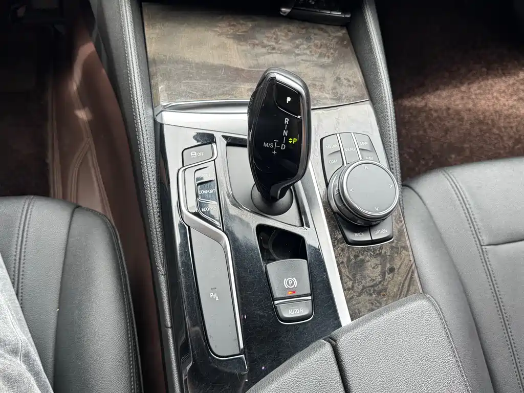 BMW 5 Series 2018 — фото 14