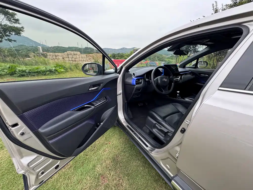 Toyota C-HR 2019 — фото 10