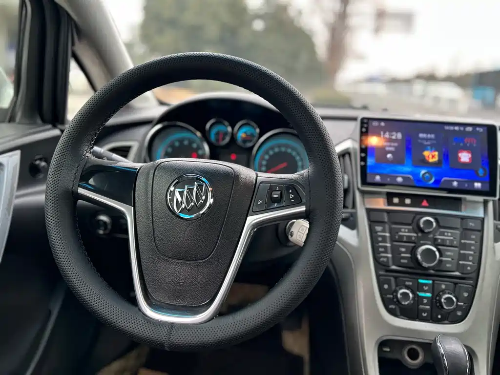 Buick Excelle 2013 — фото 13