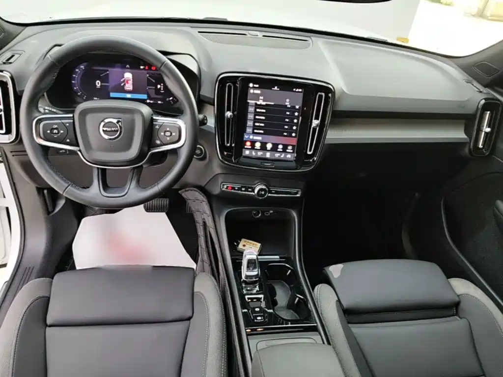 Volvo XC40 2024 — фото 10