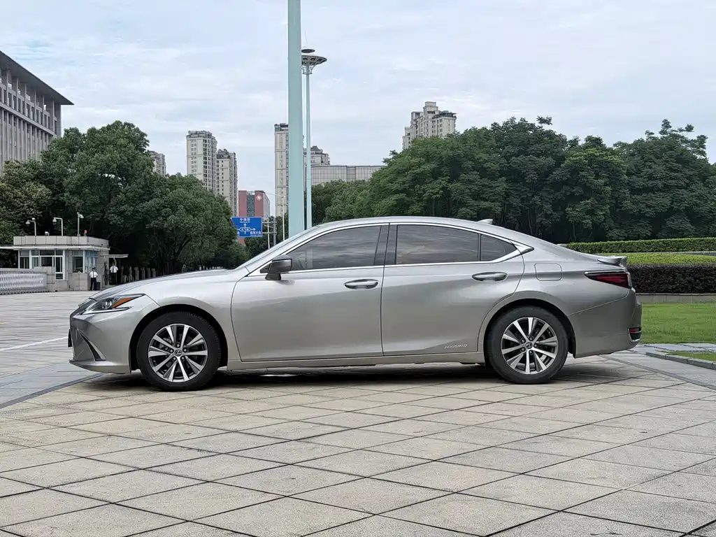 Lexus ES 2019 — фото 4