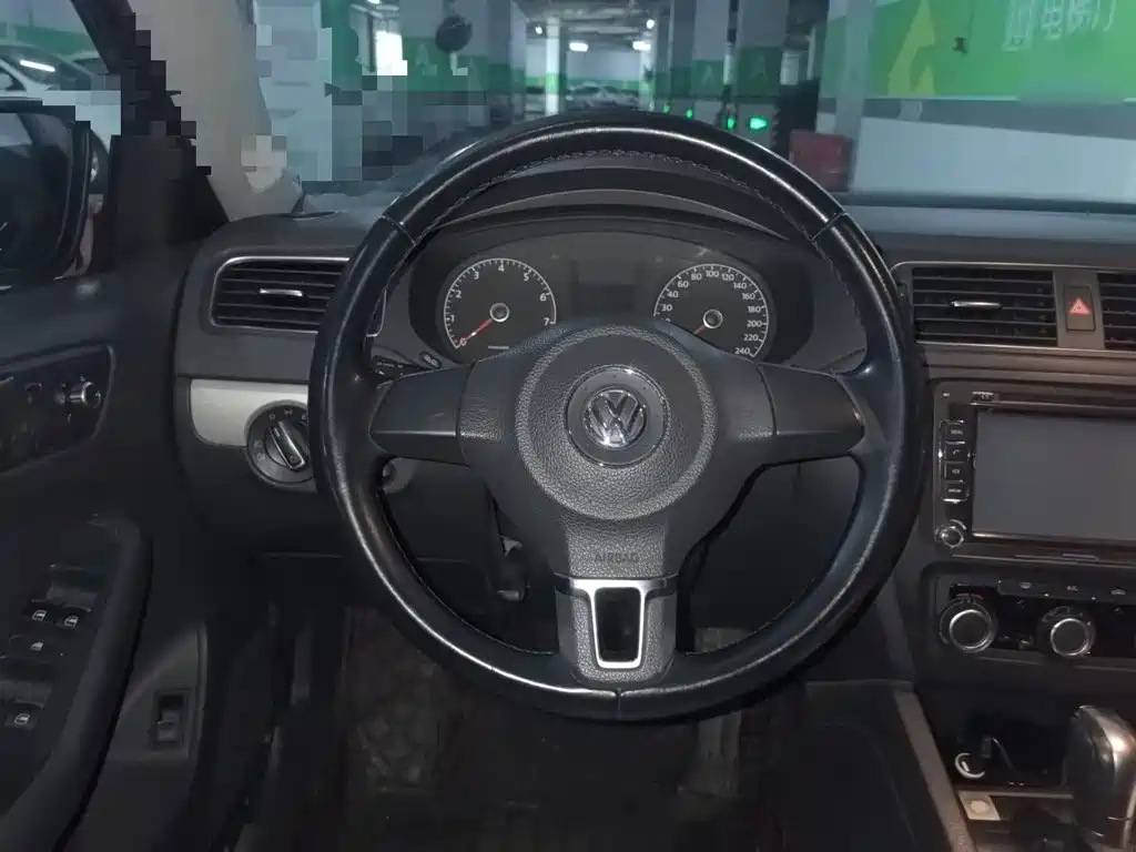 Volkswagen Sagitar 2014