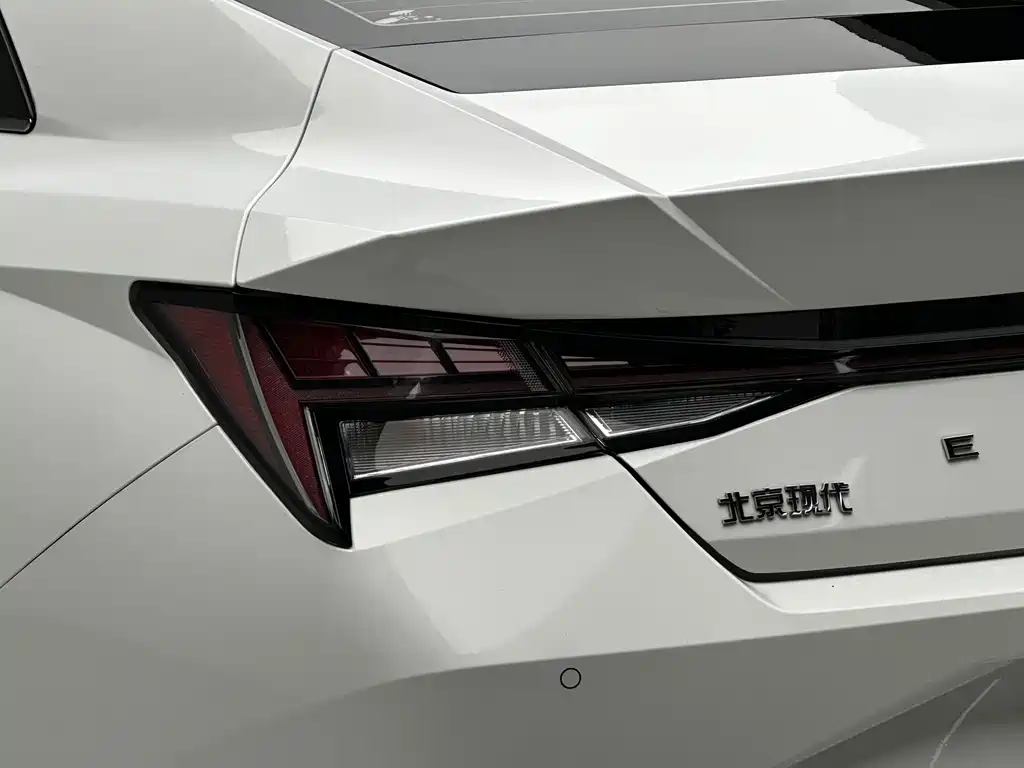 Hyundai Elantra 2023 — фото 17