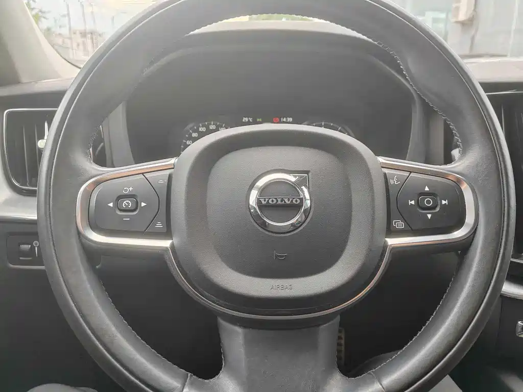 Volvo XC60 2019 — фото 11