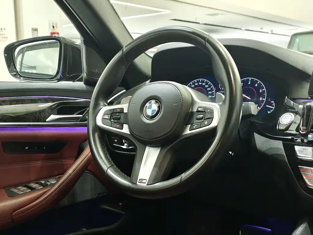BMW 5 Series 2019 — фото 12