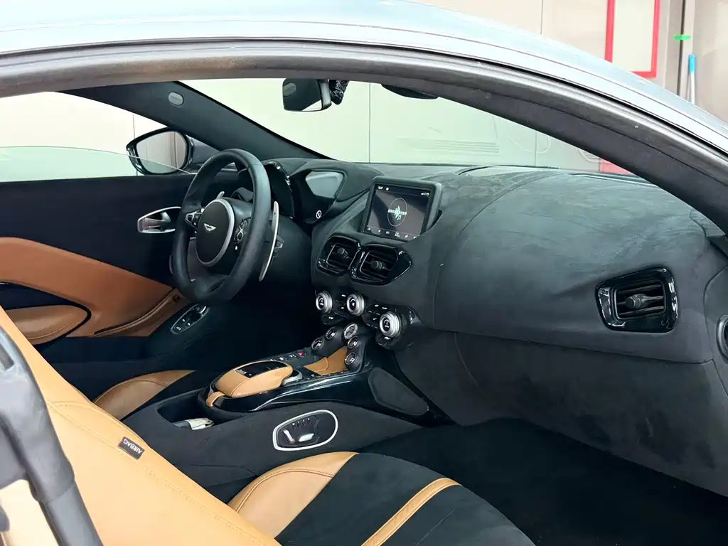 Aston Martin V8 Vantage 2019 — фото 15