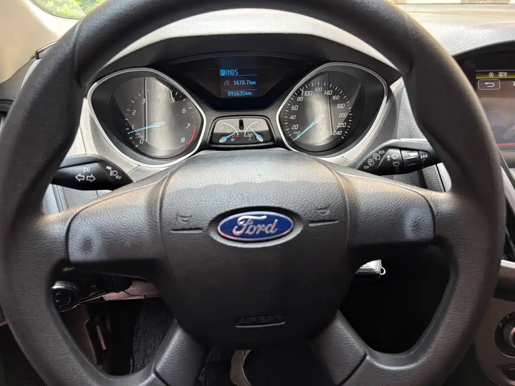 Ford Focus 2015 — фото 8