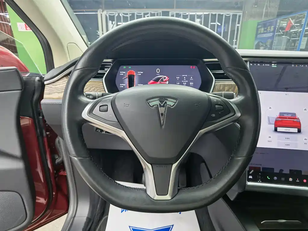 Tesla Model X 2018 — фото 10