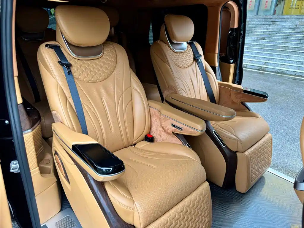 Mercedes-Benz V-Class 2023 — фото 18