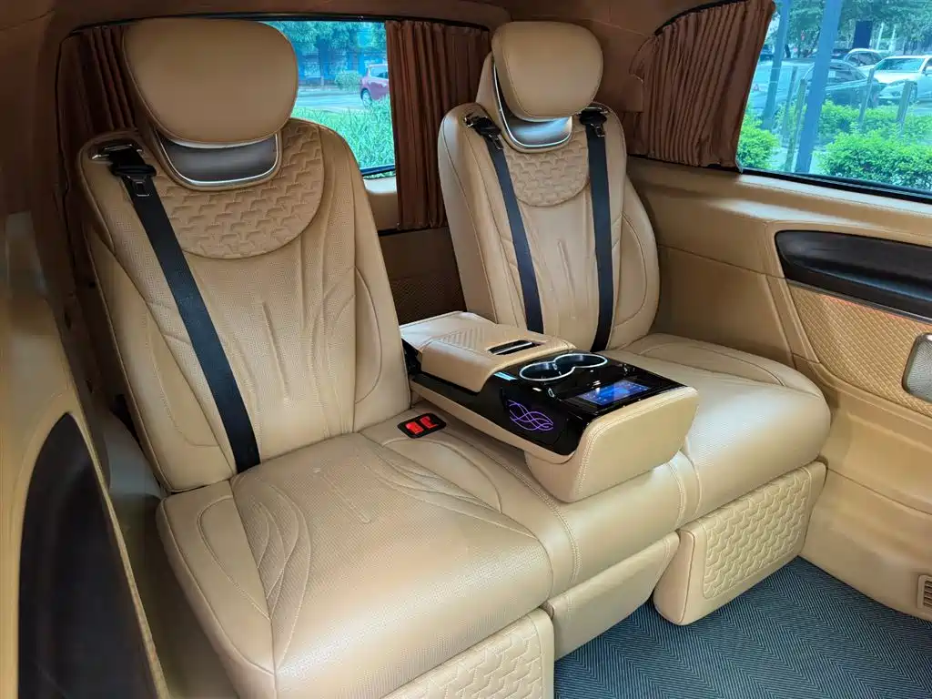 Mercedes-Benz V-Class 2023 — фото 23