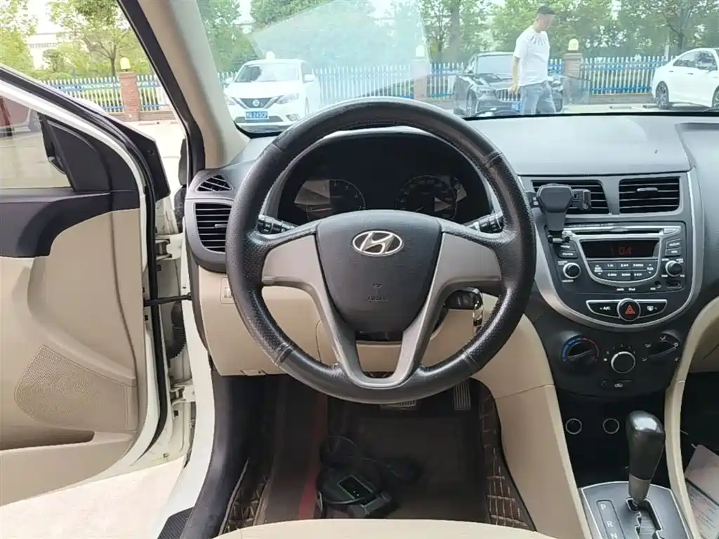 Hyundai Verna 2015 — фото 11