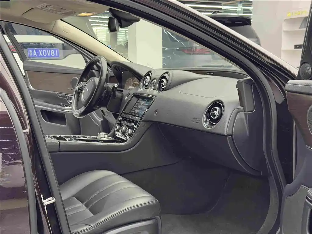 Jaguar XJ 2015 — фото 8